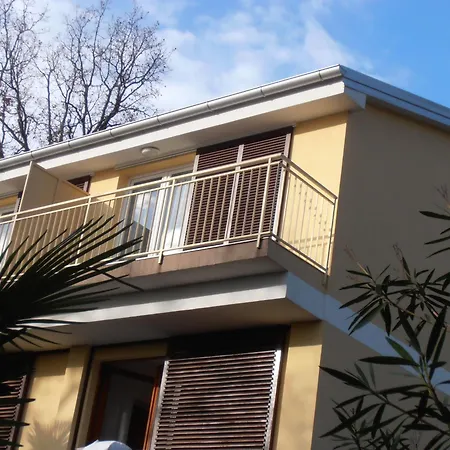 Oleandri1 Mit Blick Auf Wasser Apartment Opatija